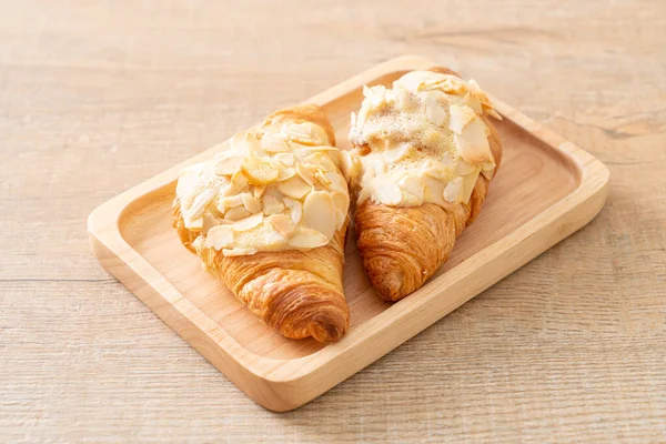 Croissant Crème Aux Amandes Sur Plaque Bois — Photo