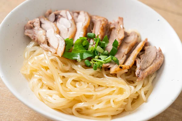 白いボウルに鴨麺を乾燥 アジア料理スタイル — ストック写真