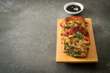 Pajeon veya Kore gözlemesi ve Kore kimçi krepi veya Kimchijeon - Kore geleneksel yemek tarzı