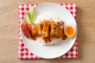 Pirinçli çıtır domuz eti ve barbekü sosu.