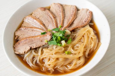 Ördek çorbalı ördek eriştesi. Asya usulü.