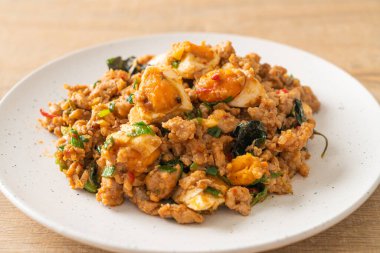 Ev yapımı kızarmış kıymalı domuz eti ve tuzlu yumurta.