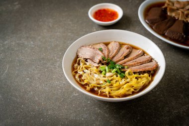 Kahverengi çorbada pişmiş ördekli yumurta eriştesi. Asya usulü.