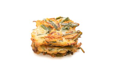 Pajeon veya Kore gözlemesi veya beyaz arka planda izole edilmiş Kore pizzası.