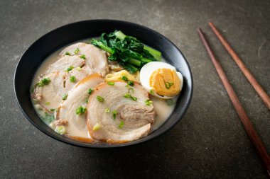 Domuz etli ve yumurtalı erişte çorbası ya da Tonkotsu eriştesi Japon yemeği tarzı.