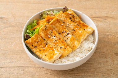 Teriyaki tofu pirinç kasesi - vejetaryen ve vejetaryen yemek tarzı