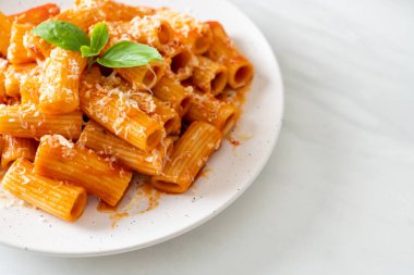Domates soslu ve peynirli Rigatoni makarnası - geleneksel İtalyan makarnası