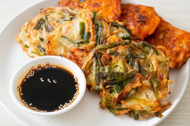 Pajeon veya Kore gözlemesi ve Kore kimçi krepi veya Kimchijeon - Kore geleneksel yemek tarzı