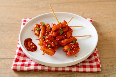 Kore usulü baharatlı soslu kızarmış Kore pirinç keki (Tteokbokki).