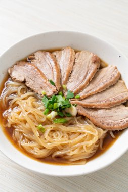 Ördek çorbalı ördek eriştesi. Asya usulü.