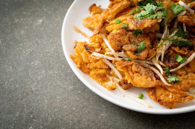 Yumurtalı kızarmış midye krepi - Tayland sokak yemeği tarzı