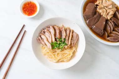 Beyaz kasede pişmiş ördekle kurutulmuş şehriye. Asya usulü.