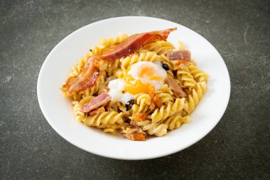 Carbonara fusilli makarna baharatlı pastırma - İtalyan yemeği tarzı.