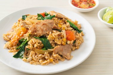 Beyaz tabakta domuz etli ev yapımı pilav.
