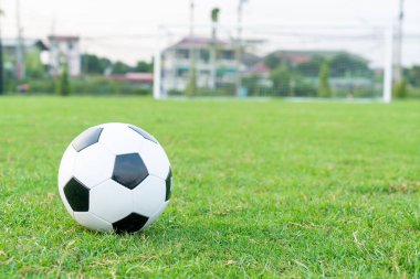 Futbol sahası arka planında fotokopi alanı ile futbol topu