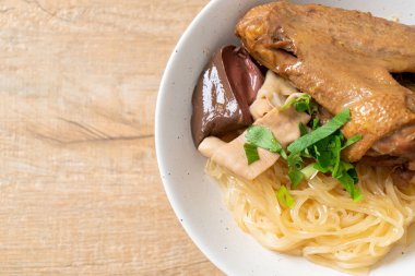 Beyaz kasede pişmiş ördekle kurutulmuş şehriye. Asya usulü.