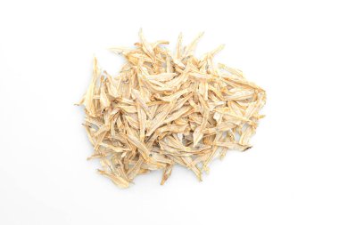 Beyaz arka planda izole edilmiş kuru ve çıtır çıtır fırın balığı.