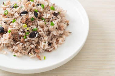 Çin zeytinli ve kıymalı pilav Asya usulü.