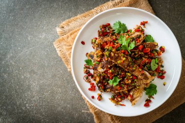 Kızarmış Mantid Karidesi ya da Acılı ve Tuzlu Kerevit Deniz Ürünleri Stili