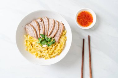 Beyaz kasede kurutulmuş ördek eriştesi. Asya usulü.