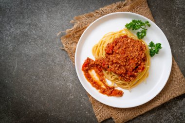Spagetti bolonez domuz eti ya da kıymalı domates soslu spagetti İtalyan yemeği tarzı.