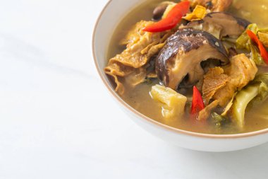 haşlanmış lahana turşusu ve acı kabak çorbası - Asya ve vegan ve vejetaryen yemek tarzı