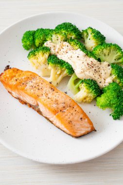 Brokolili ızgara somon bifteği. Sağlıklı yemek tarzı.