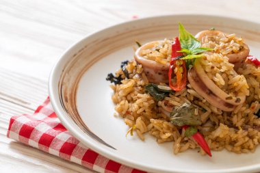 Ev yapımı Basil ve Baharatlı Bitki Kızarmış Pirinç Kalamar veya Ahtapot - Asya yemek tarzı