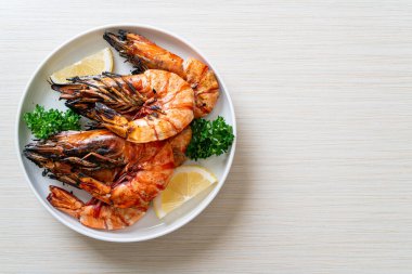 Izgara kaplan karidesi ya da limonlu karides.