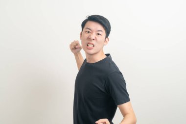 Beyaz arka planı yumruklayan genç Asyalı adam.