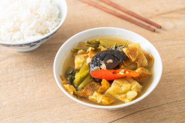 haşlanmış lahana turşusu ve acı kabak çorbası - Asya ve vegan ve vejetaryen yemek tarzı