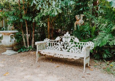 Bahçedeki boş vintage bank - vintage efekt süzgeci