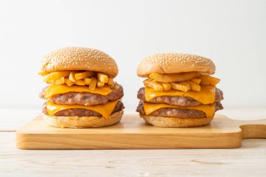 Domuz burger veya peynirli domuz burger ve patates kızartması.