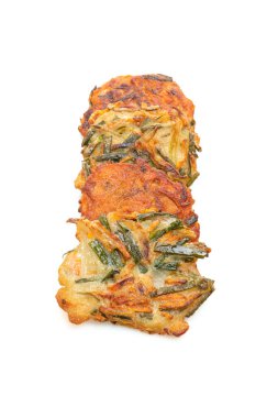 Pajeon veya Kore gözlemesi ve Kore kimchi krepi veya beyaz arka planda izole Kimchijeon