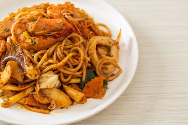 Karıştırılmış Tom Yum deniz ürünleri kurutulmuş spagetti - Füzyon gıda tarzı