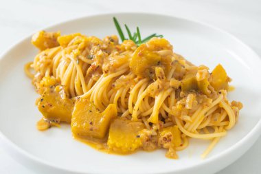 kabaklı spagetti makarna alfredo sosu - vegan ve vejetaryen yemek tarzı