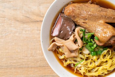 Kahverengi çorbada haşlanmış ördek ve haşlanmış yumurtalı şehriye Asya yemeği.