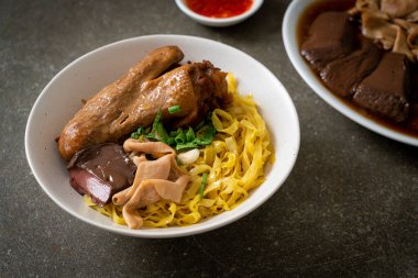 Yumurtalı erişte, kurutulmuş ördekle servis edilir. Asya usulü.