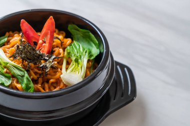 Kore usulü sebze ve kimchi ile hazır erişte. Kore usulü.