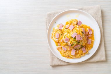 Pirinçli kremalı omlet veya jambonlu pilav ve yumuşak omlet.