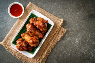 Balık soslu kızarmış tavuk budu.