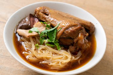 Kahverengi çorbalı ağır ateşte pişmiş ördek eriştesi. Asya usulü.