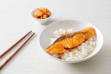 Soya soslu ızgara somon balığı. Japon usulü.