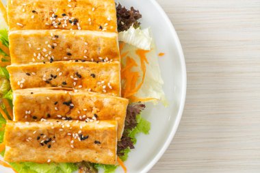 Susamlı teriyaki tofu salatası. Vejetaryen ve vejetaryen yemek tarzı.