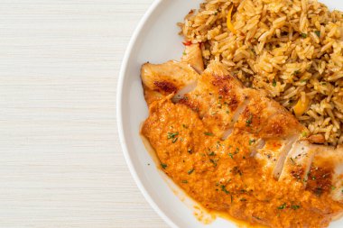 Kırmızı köri soslu ızgara tavuk bifteği ve pilav. Müslüman usulü.