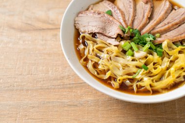 Kahverengi çorbada pişmiş ördekli yumurta eriştesi. Asya usulü.