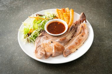 Tayland baharatlı soslu ızgara domuz pirzolası bifteği veya Jaew sosu - füzyon yemeği tarzı