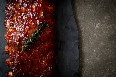 Barbekü soslu ızgara pirzola ve domuz pirzolası.