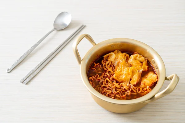 Mie Instan Korea Dengan Pangsit Gaya Makanan Korea — Stok Foto