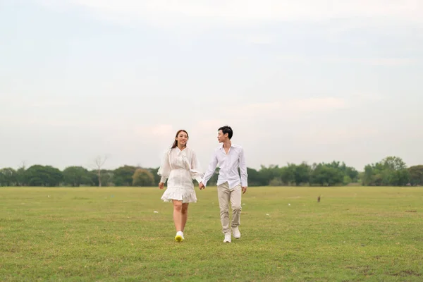 Szczęśliwy Młody Azji Para Oblubienicy Pan Młody Ubrania Gotowe Małżeństwa — Zdjęcie stockowe